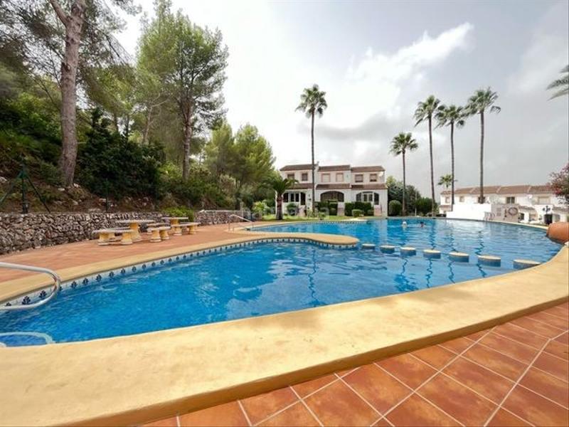 Foto c2542fe0-b98b-4937-89a9-f88c63c2e693. Casa adosada ltpgtltstronggtprecioso adosado reformado con jardiacuten, piscina y pistas de tenisltstronggt ltpgtltpgtte presentam en Pedreguer