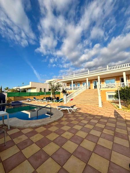 Foto 9cb3f85e-336b-4d74-94b2-e030dcc3562f. Casa ltpgtltstronggtexclusiva villa ruacutestica con piscina privada, apartamentos independientes y gran potencial de inversioacuten en en Alfàs del Pi (l´)