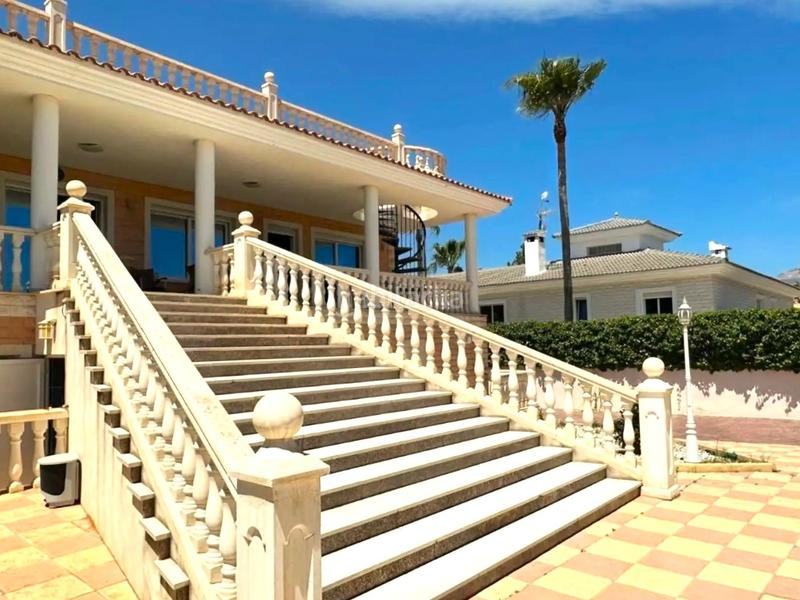 Foto c14a84e6-3f02-44f8-af5d-876172944db0. Casa ltpgtltstronggtexclusiva villa ruacutestica con piscina privada, apartamentos independientes y gran potencial de inversioacuten en en Alfàs del Pi (l´)