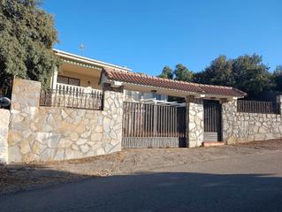 Chalet in Albalate de Zorita. Gran chalet independiente con piscina privada en exclusiva urban