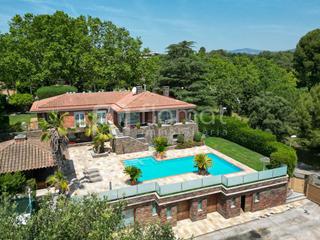 Casa a Castellarnau. Exclusiva villa de lujo a cuatro vientos con piscina desbordante