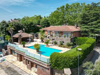 Casa a Castellarnau. Exclusiva villa de lujo a cuatro vientos con piscina desbordante