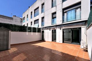 Etagenwohnung  Carrer de salvat papasseit. Bajo con espectacular terraza privada en sabadell