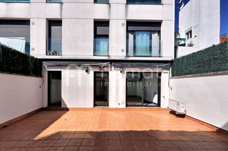 Flat  Carrer de salvat papasseit. Espectacular bajo con gran terraza privada diseño, confort y cal