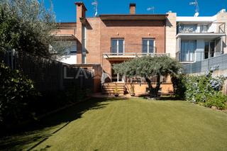 Casa adossada  Carrer del brasil. Terraza