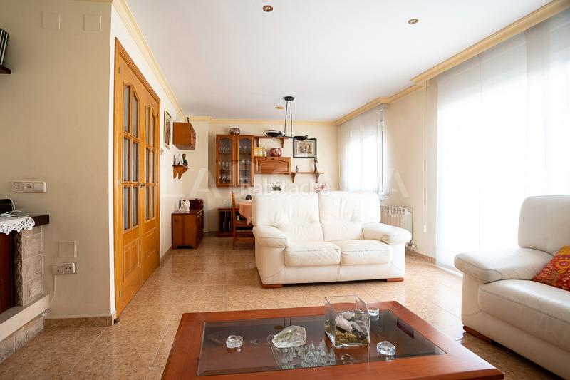 Foto fa99c003-ba54-4927-b501-69aa0e275c25. Casa adossada amb aparcament a Font Verda Granollers