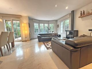 Casa adossada a Ronda del canigó 11. Casa con terraza y jardin privado