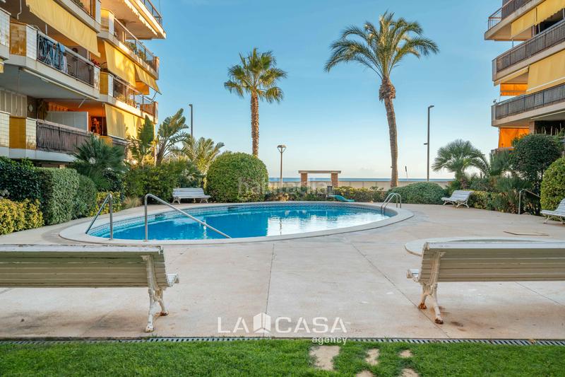 Foto 4e6e893e-f0cb-480e-bf53-905113c9bf3f. Àtic amb aparcament piscina a Baixador Castelldefels