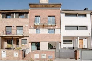 Casa adossada  Carrer de veneçuela. Seis habitaciones tres balcones