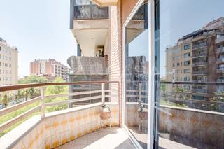 Appartement  Ronda del guinardó. Cuatro habitaciones balcon
