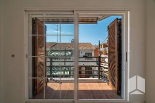 Pis  Carrer de pere romeu. Tres habitaciones  balcon