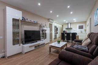 Etagenwohnung  Calle josep gras. Piso de 80 metros, tres habitaciones, balcon