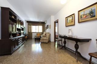 Pis  Rambla de prim. Piso de 94 m en planta baja con cuatro habitaciones.