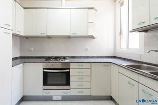 Piso  Carrer nou de la rambla. Tres habitaciones