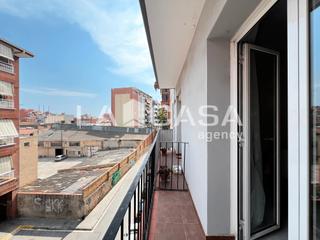 Piso  Calle llefia. Tres habitaciones ascensor