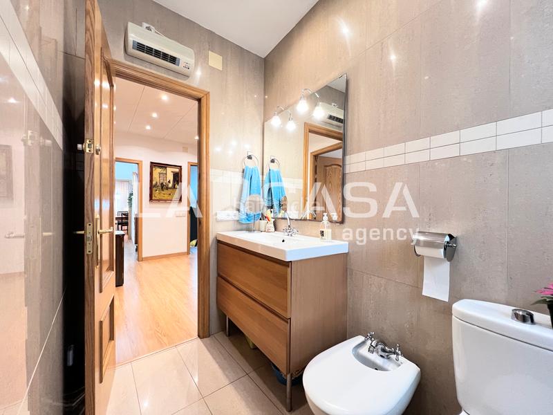 Foto 97fc4c22-da08-40c4-bde0-24d3937c5fd5. Casa cinco habitaciones patio en La Salut Badalona