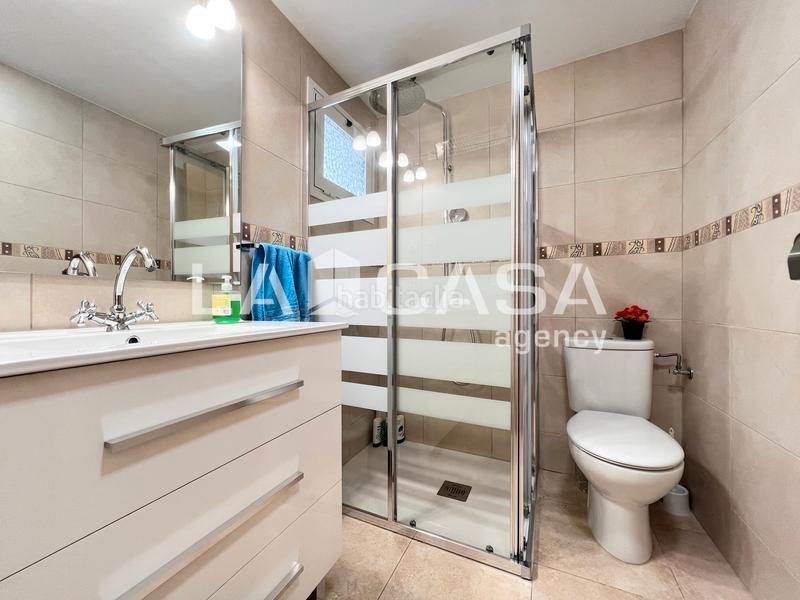 Foto a12c9f60-7b1b-4c8c-97fb-cb0c5a6648fa. Casa cinco habitaciones patio en La Salut Badalona