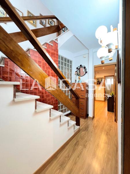 Foto a73caad8-4d1a-4d60-86ab-30ac8668d9fb. Casa cinco habitaciones patio en La Salut Badalona