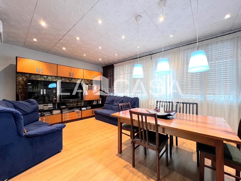 Foto ba949243-24c1-4b7a-acaa-bd37a3d9d80e. Casa cinco habitaciones patio en La Salut Badalona