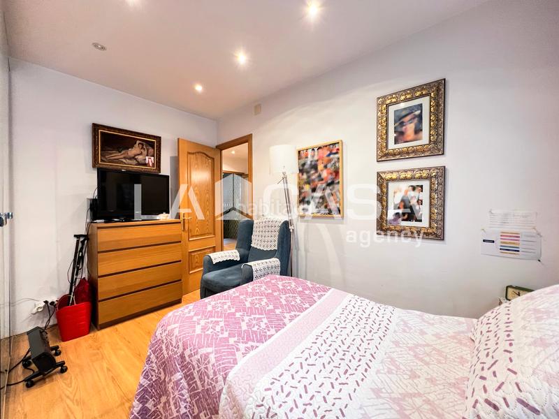 Foto ef8961d5-d093-4b89-a5cd-a4d4425d84f8. Casa cinco habitaciones patio en La Salut Badalona