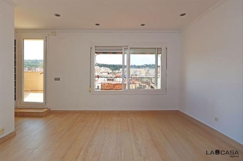 Foto e1ed110e-3614-49fd-8320-5a9f398c9b41. Ático terraza tres habitaciones en El Poble Sec - Parc de Montjuïc Barcelona