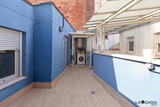 Piso  Carrer de ricart. Se vende como despacho sin cedula de habitabilidad
