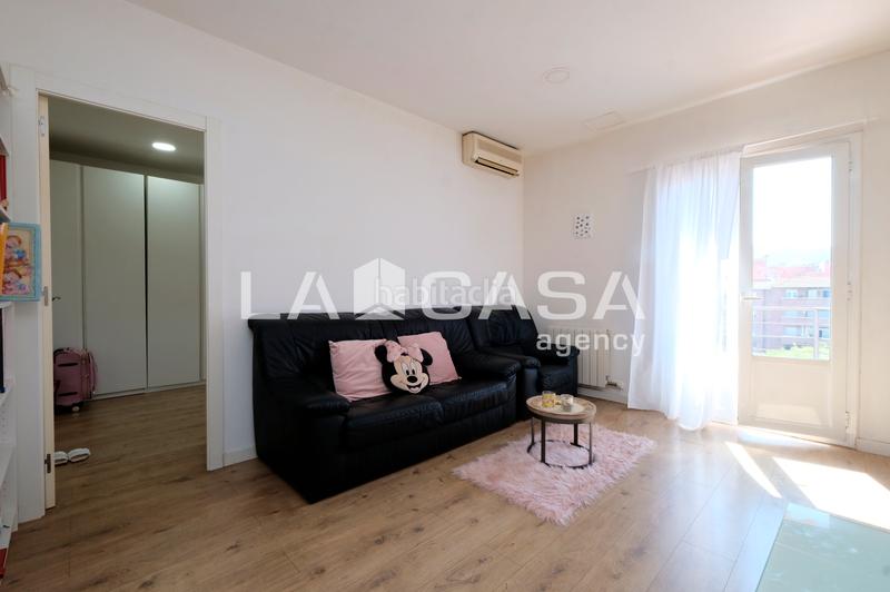 Foto 86e90f90-3184-42f3-8753-2ee08732d895. Piso cuatro habitaciones dos baños en Vilapicina - Torre Llobeta Barcelona