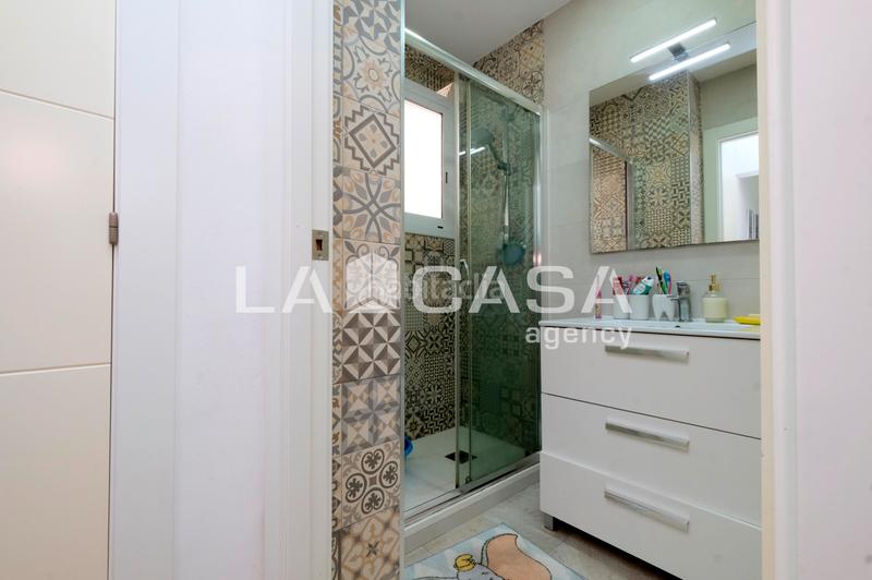 Foto 8db2e503-f6fc-4ddc-8b4a-527f7cb6873d. Piso cuatro habitaciones dos baños en Vilapicina - Torre Llobeta Barcelona