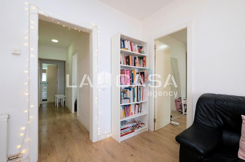 Foto aabd48f7-e30d-4e13-abe3-f7949972fbd0. Piso cuatro habitaciones dos baños en Vilapicina - Torre Llobeta Barcelona