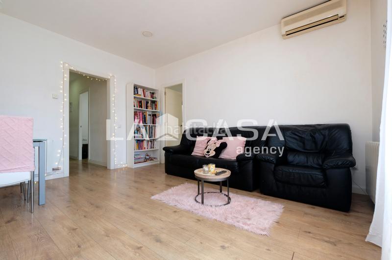 Foto da3994d0-7a50-4dfc-bd17-df5f0994cac6. Piso cuatro habitaciones dos baños en Vilapicina - Torre Llobeta Barcelona