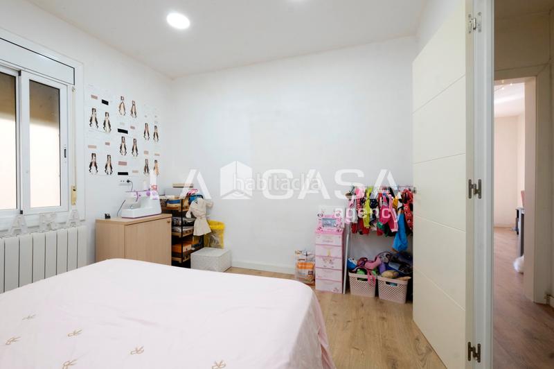 Foto f4479f81-9311-4551-a25d-1a5ff0a0f2d9. Piso cuatro habitaciones dos baños en Vilapicina - Torre Llobeta Barcelona