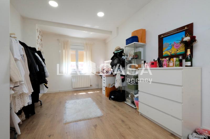 Foto f528940e-065a-4222-bb73-1e31c729a57e. Piso cuatro habitaciones dos baños en Vilapicina - Torre Llobeta Barcelona