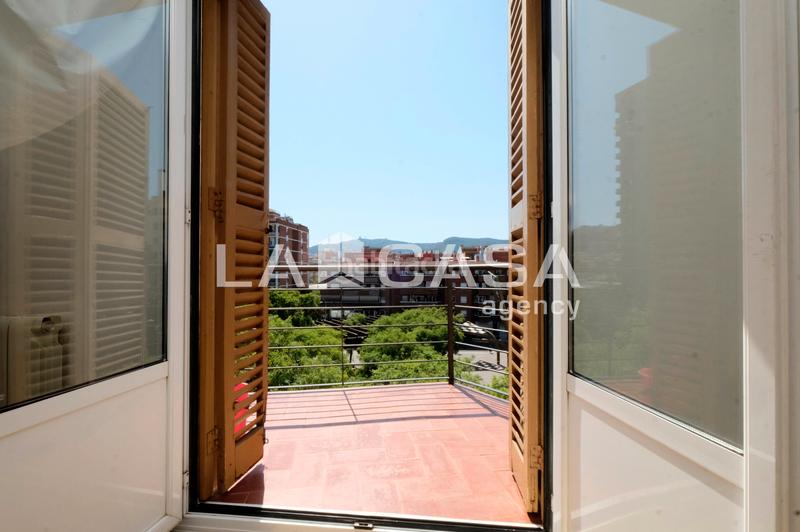 Foto fd4f6dab-ccc4-4968-8d68-a73824955b20. Piso cuatro habitaciones dos baños en Vilapicina - Torre Llobeta Barcelona