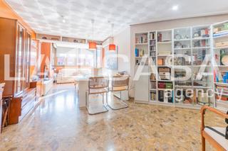 Pis  Avinguda de blasco ibáñez. Ascensor tres habitaciones