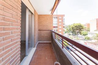 Pis  Carrer de xalans. Dos balcones dos baños