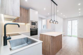 Piso  Carrer de les esquadres. Tres habitaciones balcon