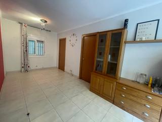 Pis  Carrer de barcelona. Vivienda con local comercial