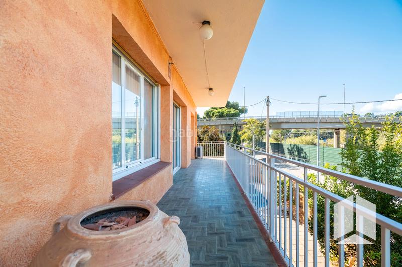 Foto 09659d1c-d968-45c9-ba85-b74380774d12. Chalet mit heizung parking pool in Les Botigues Castelldefels