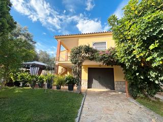 Chalet  Carrer maresme. Cuatro habitaciones dos baños