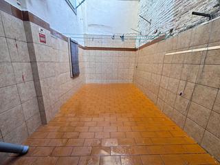 Rez-de-chaussée  Carrer de la torre d'en damians. Planta baja con terraza