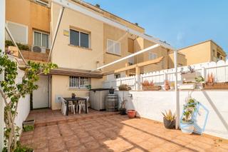 Casa adossada  Carrer olot. Tres habitaciones