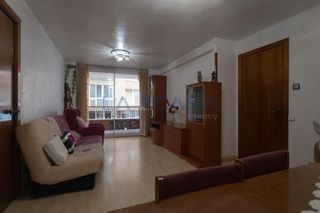 Piso  Calle castellvell de. Ascensor y balcon