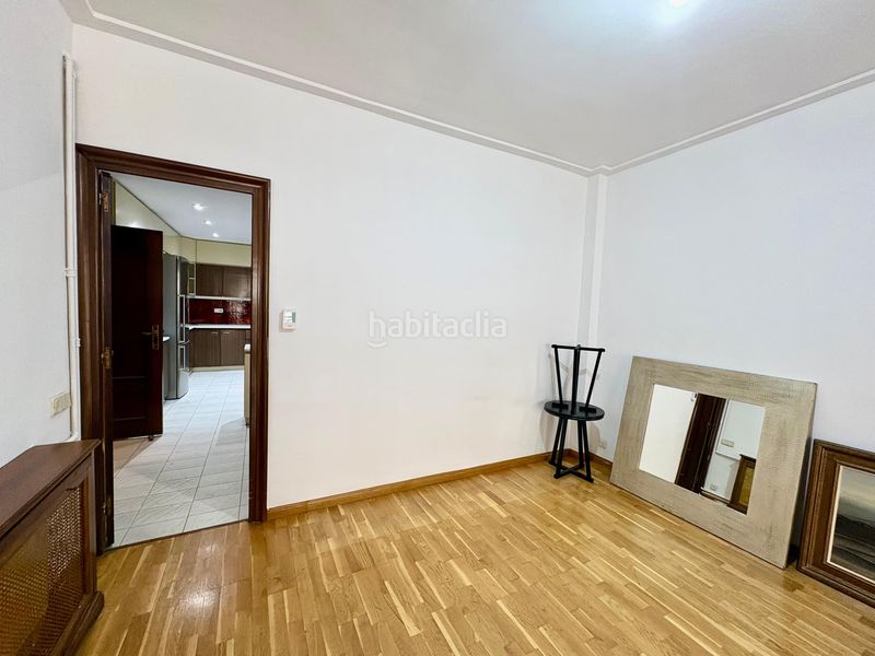 Foto dd2a9faf-f126-4825-a615-f3c96c1cf711. Pis a Sants Barcelona