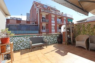 Pis  Passatge joan brillas. Terraza tres habitaciones, finca sin ascensor