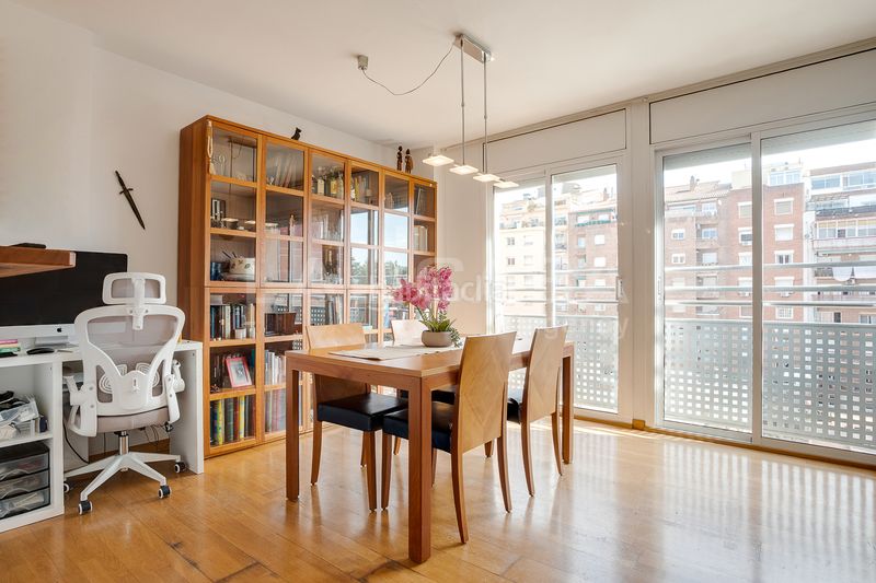 Foto e6e9b4a4-8ec6-41e9-8b83-d65f67fc6055. Ático triplex con terraza en Sagrada Família Barcelona