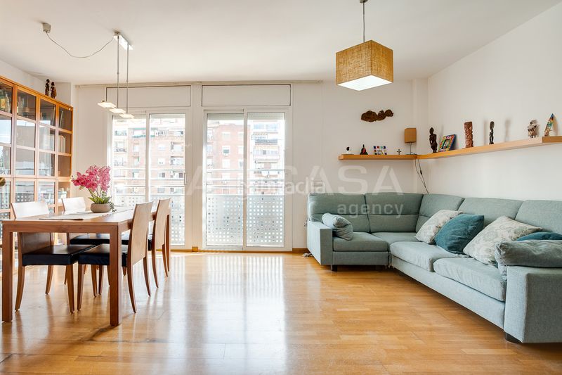 Foto e7f7462a-a522-44b9-940c-db0ac3f54c05. Ático triplex con terraza en Sagrada Família Barcelona