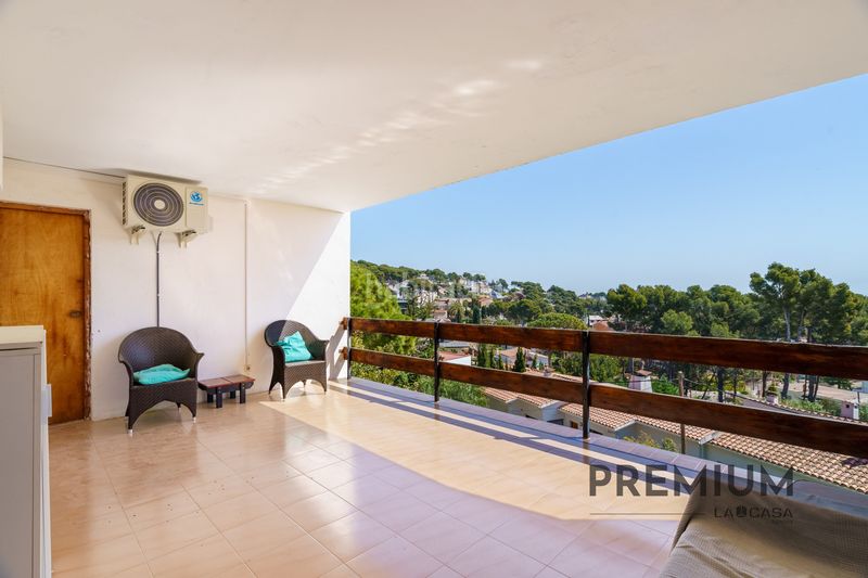 Foto 8c869d68-363c-4f3f-b3a4-b9b829a733ee. Casa amb calefacció aparcament piscina a Montmar Castelldefels