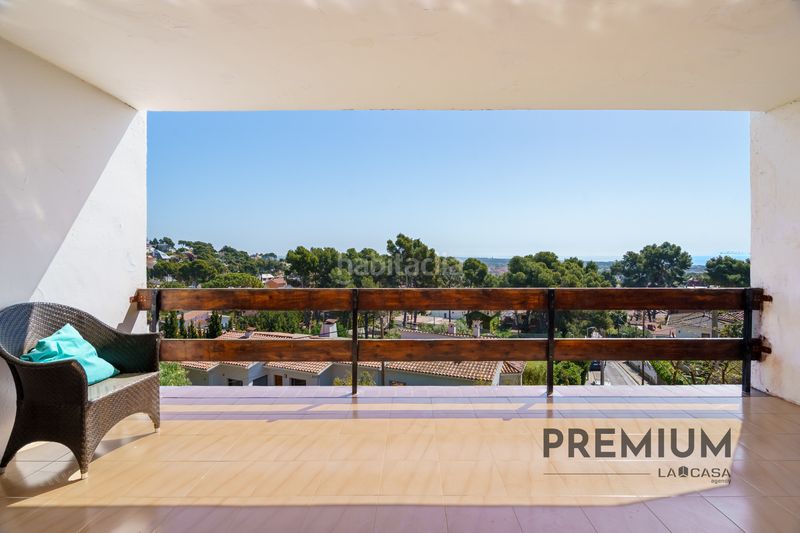 Foto a9350c43-84a1-4ffc-9eb0-7044fcf5f3ee. Casa amb calefacció aparcament piscina a Montmar Castelldefels