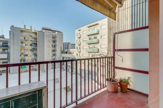 Pis  Carrer de la indústria. Dos baños, cuatro habitaciones