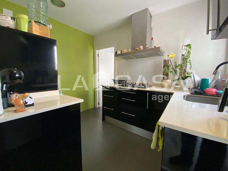 Foto ad278f55-e94c-4fb9-a12f-2fffa8af69ff. Dúplex amb calefacció a Centre Santa Coloma de Gramenet